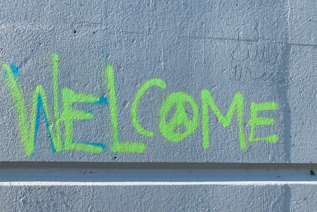 Welcome spraypainted onto concrete wall
